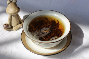 single buds black tea brewing in a gaiwan